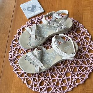 Clarks sandals Size 8